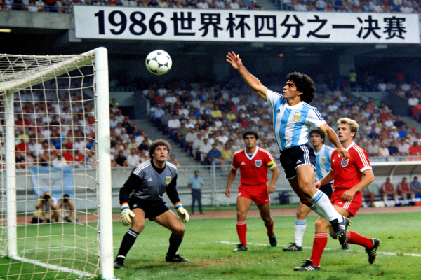 1986年世界杯四分之一决赛 - 马拉多纳上帝之手进球瞬间